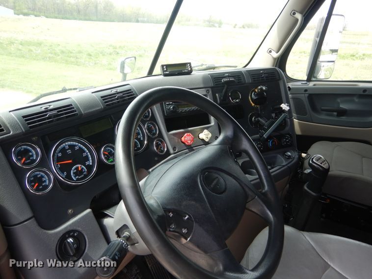 image for item IY9643 2014 Freightliner Cascadia 125  semi truck