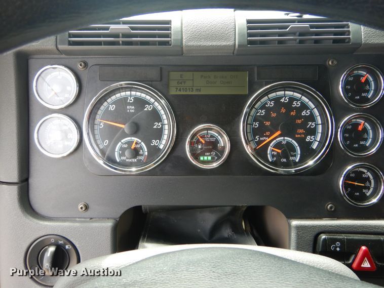 image for item IY9643 2014 Freightliner Cascadia 125  semi truck