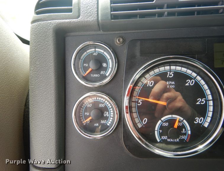 image for item IY9643 2014 Freightliner Cascadia 125  semi truck