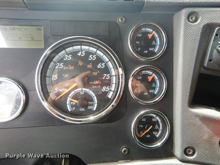 image for item IY9643 2014 Freightliner Cascadia 125  semi truck