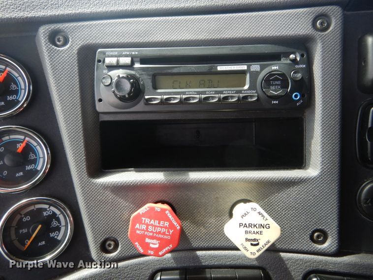 image for item IY9643 2014 Freightliner Cascadia 125  semi truck