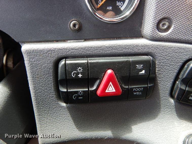 image for item IY9643 2014 Freightliner Cascadia 125  semi truck