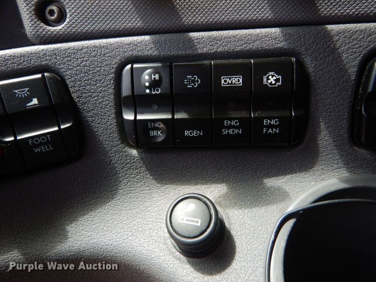 image for item IY9643 2014 Freightliner Cascadia 125  semi truck