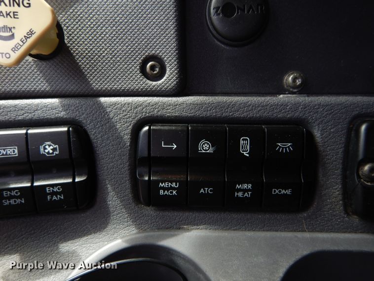 image for item IY9643 2014 Freightliner Cascadia 125  semi truck