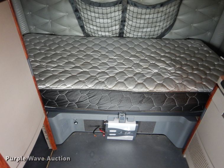 image for item IY9643 2014 Freightliner Cascadia 125  semi truck