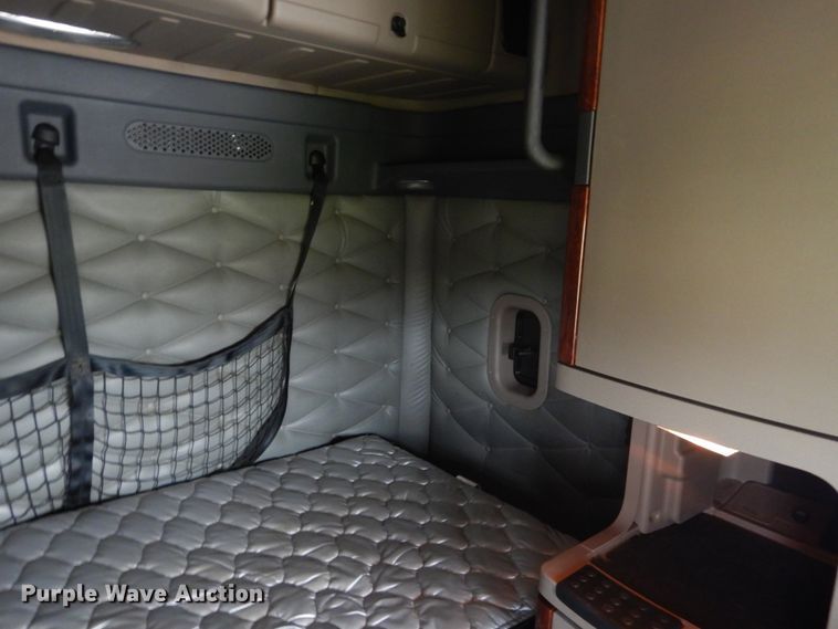 image for item IY9643 2014 Freightliner Cascadia 125  semi truck