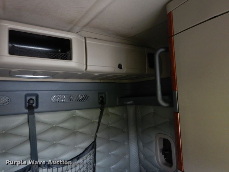 image for item IY9643 2014 Freightliner Cascadia 125  semi truck