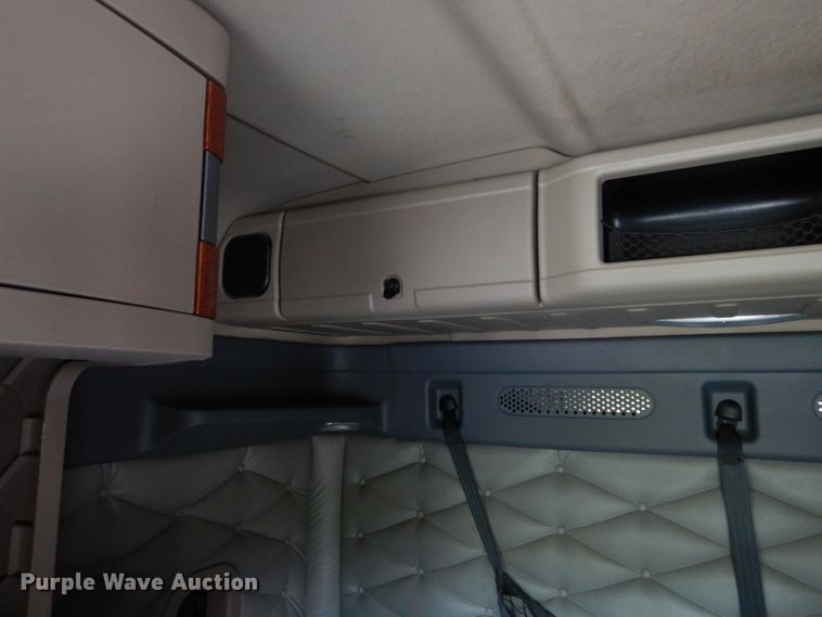 image for item IY9643 2014 Freightliner Cascadia 125  semi truck