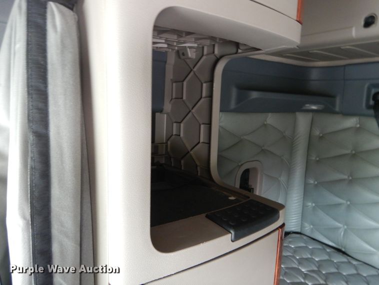 image for item IY9643 2014 Freightliner Cascadia 125  semi truck