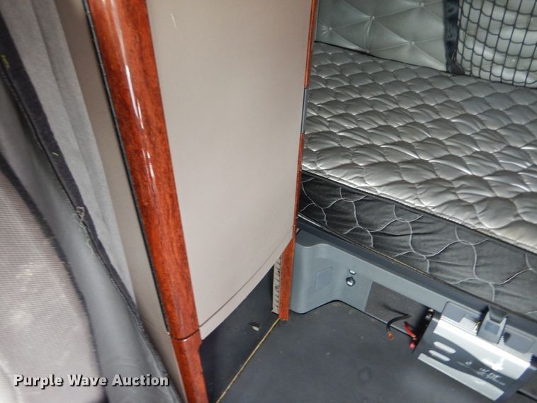 image for item IY9643 2014 Freightliner Cascadia 125  semi truck