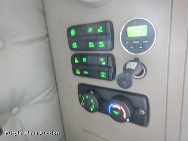 image for item IY9643 2014 Freightliner Cascadia 125  semi truck