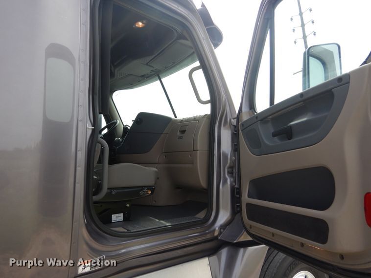 image for item IY9643 2014 Freightliner Cascadia 125  semi truck