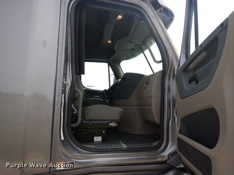 image for item IY9643 2014 Freightliner Cascadia 125  semi truck