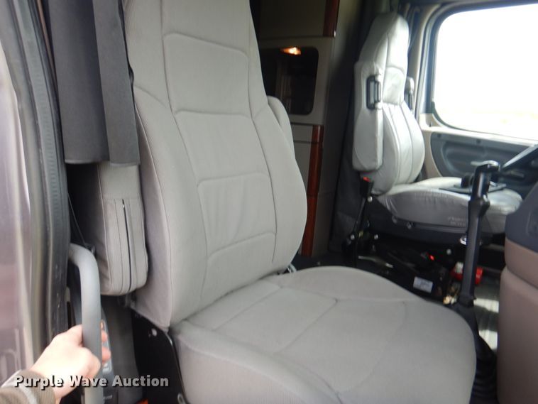 image for item IY9643 2014 Freightliner Cascadia 125  semi truck