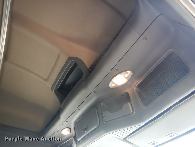 image for item IY9643 2014 Freightliner Cascadia 125  semi truck