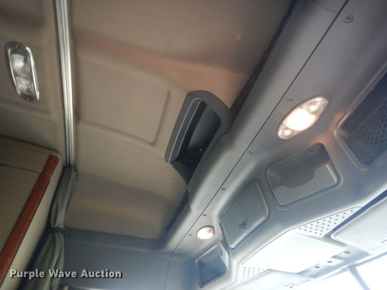 image for item IY9643 2014 Freightliner Cascadia 125  semi truck