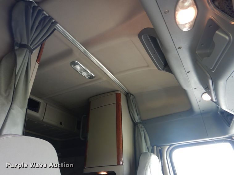 image for item IY9643 2014 Freightliner Cascadia 125  semi truck