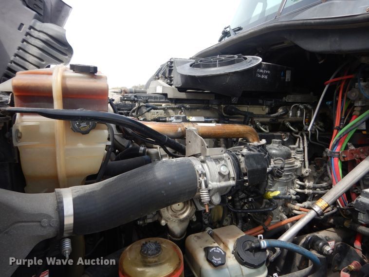 image for item IY9643 2014 Freightliner Cascadia 125  semi truck