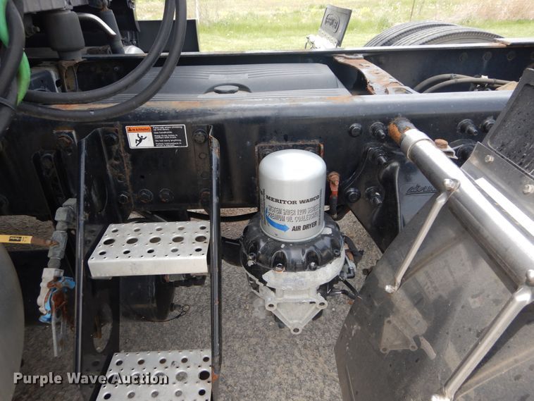 image for item IY9643 2014 Freightliner Cascadia 125  semi truck