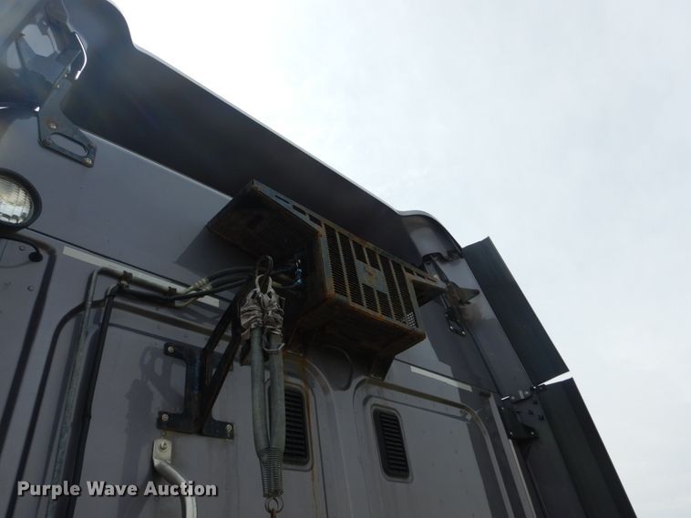 image for item IY9643 2014 Freightliner Cascadia 125  semi truck