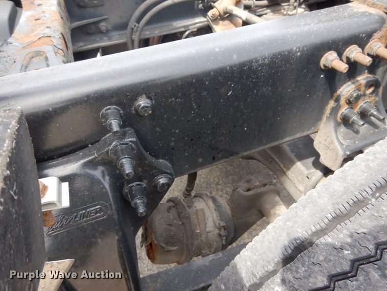 image for item IY9643 2014 Freightliner Cascadia 125  semi truck