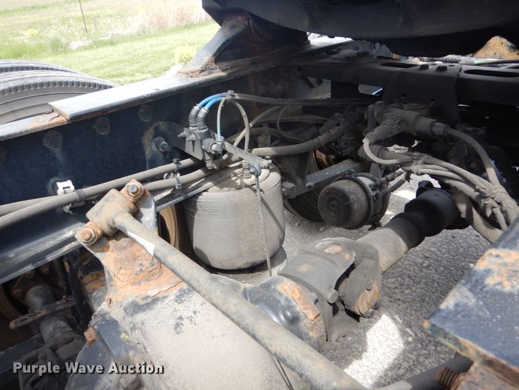 image for item IY9643 2014 Freightliner Cascadia 125  semi truck