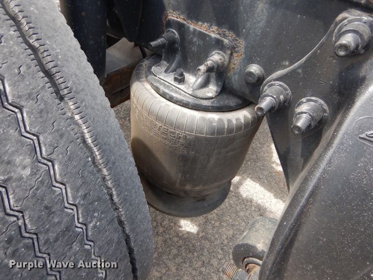 image for item IY9643 2014 Freightliner Cascadia 125  semi truck