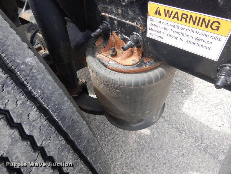 image for item IY9643 2014 Freightliner Cascadia 125  semi truck