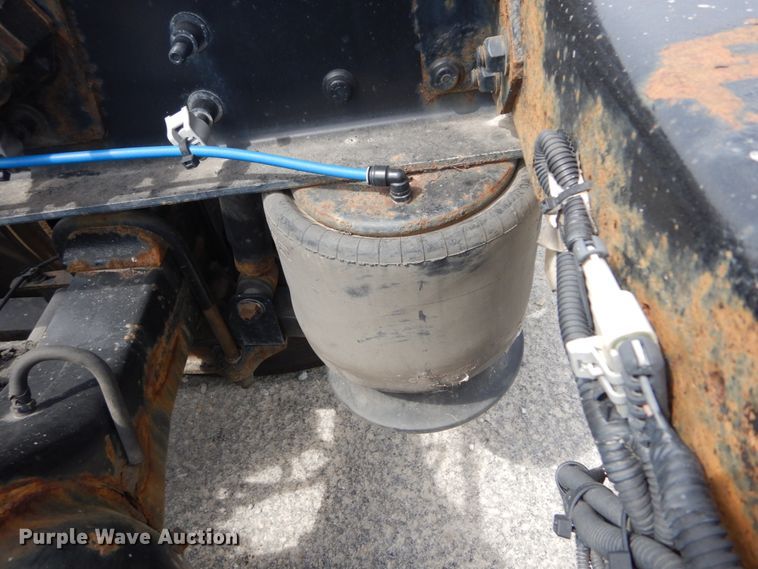 image for item IY9643 2014 Freightliner Cascadia 125  semi truck