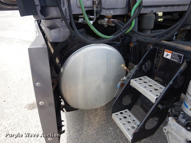 image for item IY9643 2014 Freightliner Cascadia 125  semi truck