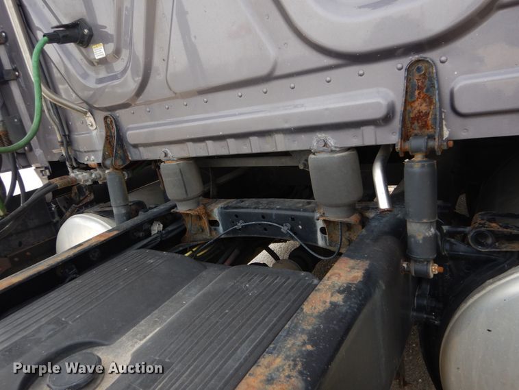 image for item IY9643 2014 Freightliner Cascadia 125  semi truck