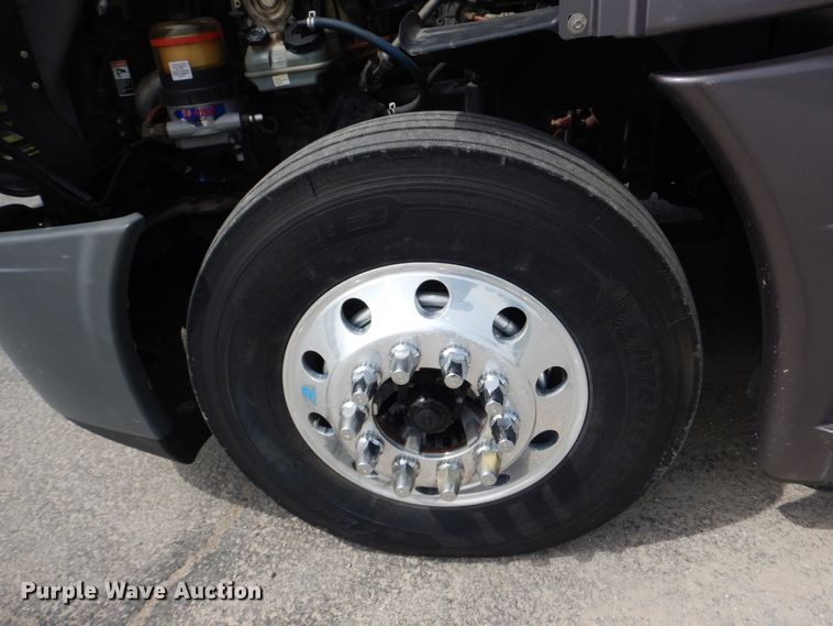 image for item IY9643 2014 Freightliner Cascadia 125  semi truck