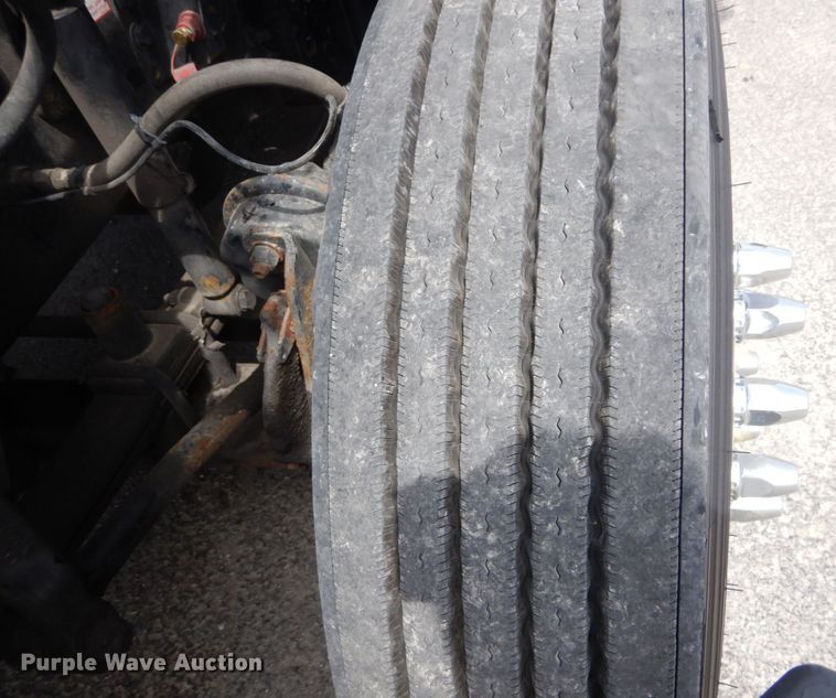 image for item IY9643 2014 Freightliner Cascadia 125  semi truck