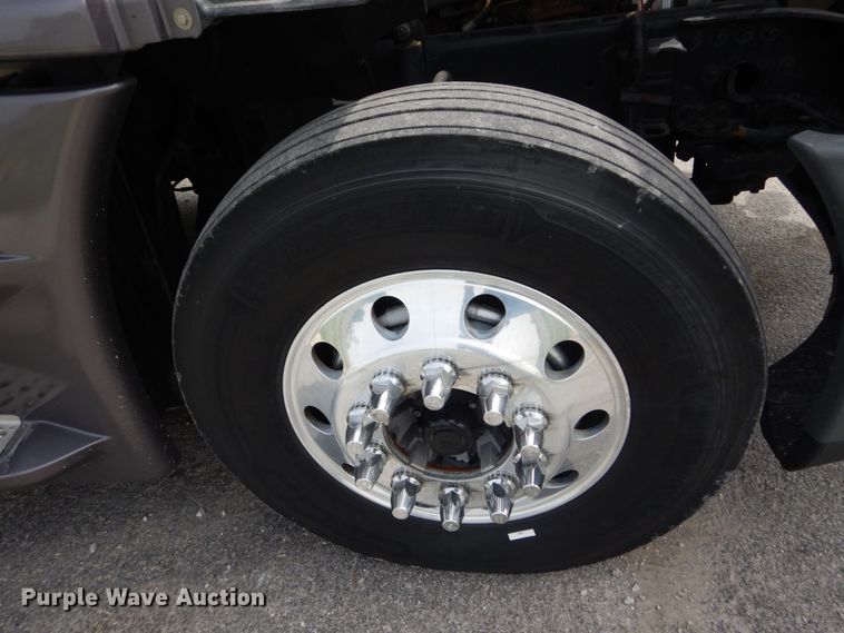 image for item IY9643 2014 Freightliner Cascadia 125  semi truck