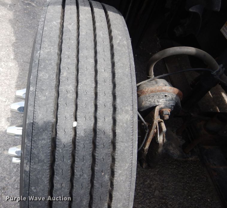 image for item IY9643 2014 Freightliner Cascadia 125  semi truck