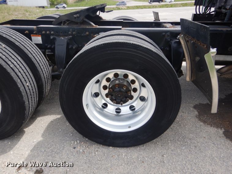 image for item IY9643 2014 Freightliner Cascadia 125  semi truck