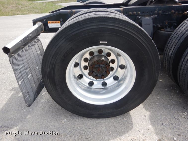 image for item IY9643 2014 Freightliner Cascadia 125  semi truck