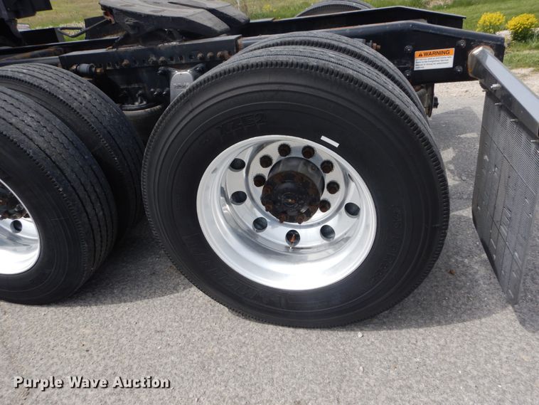 image for item IY9643 2014 Freightliner Cascadia 125  semi truck