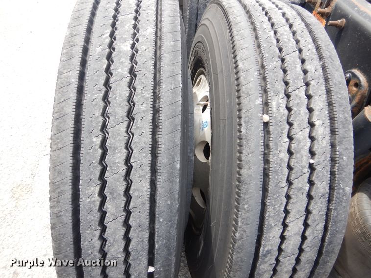 image for item IY9643 2014 Freightliner Cascadia 125  semi truck