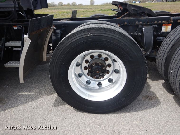 image for item IY9643 2014 Freightliner Cascadia 125  semi truck