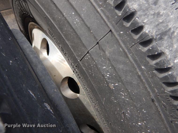 image for item IY9643 2014 Freightliner Cascadia 125  semi truck