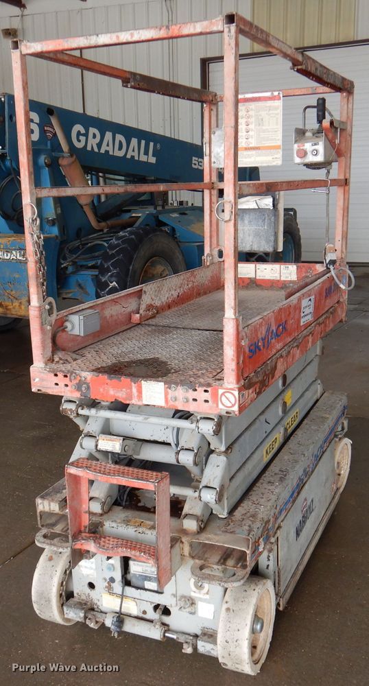image for item DA5284 2006 Skyjack SJIII 3219  scissor lift