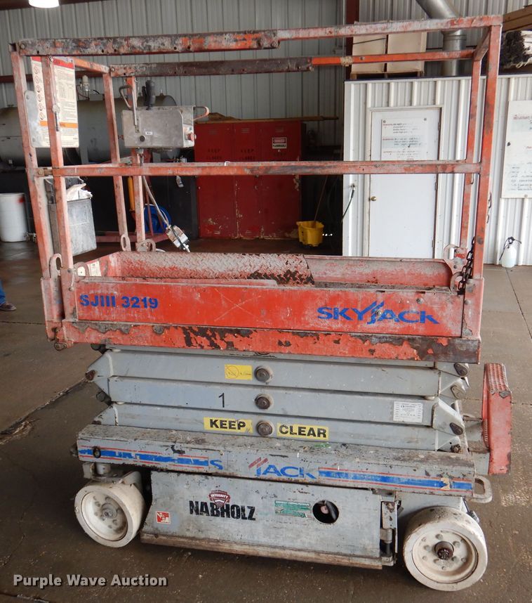 image for item DA5284 2006 Skyjack SJIII 3219  scissor lift