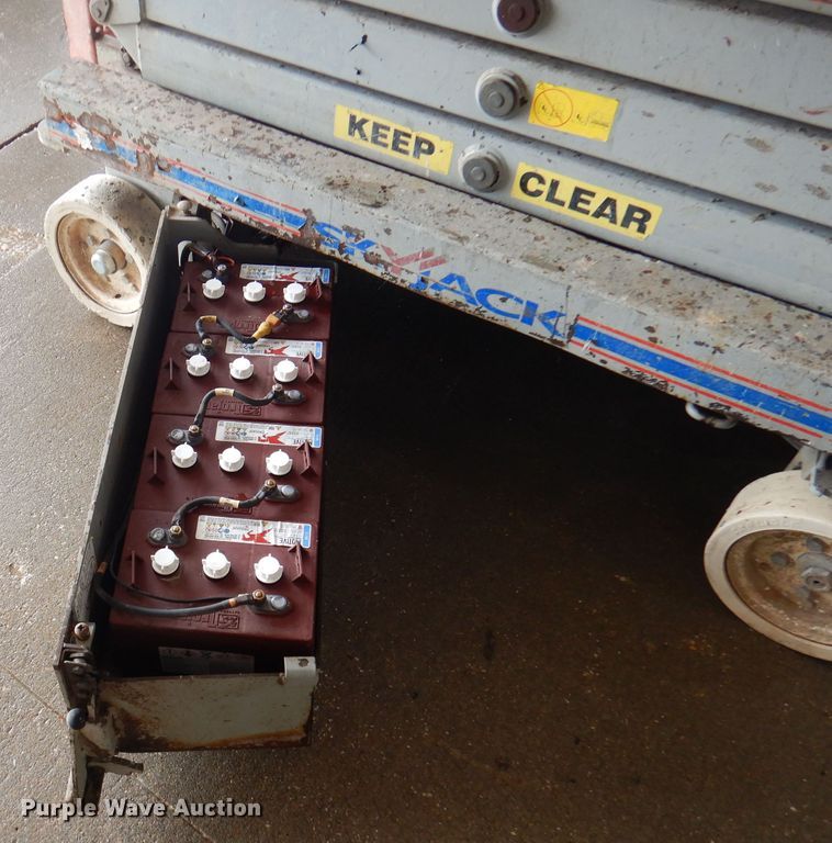 image for item DA5284 2006 Skyjack SJIII 3219  scissor lift