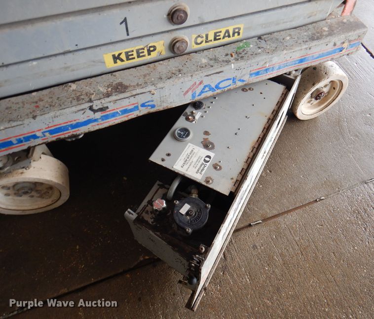 image for item DA5284 2006 Skyjack SJIII 3219  scissor lift