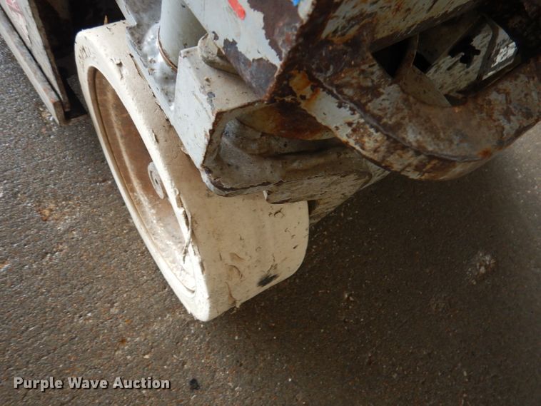 image for item DA5284 2006 Skyjack SJIII 3219  scissor lift