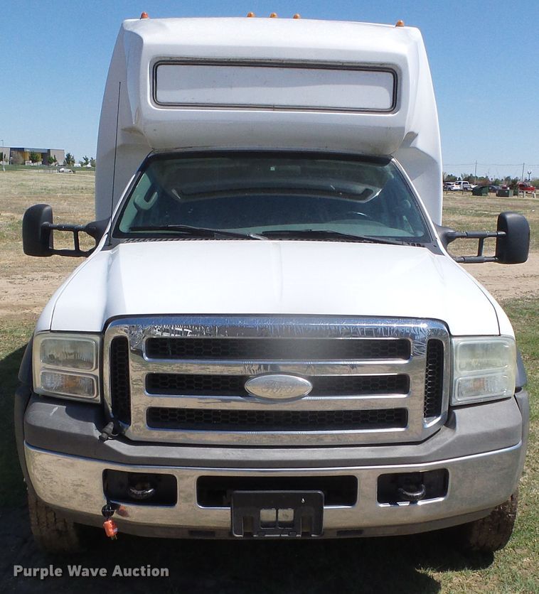 image for item DI5596 2006 Ford F550 Super Duty  shuttle bus