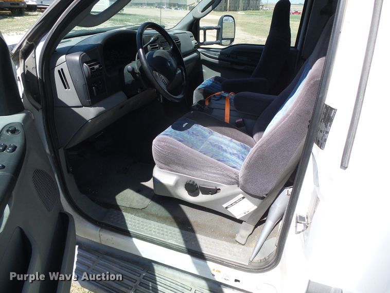 image for item DI5596 2006 Ford F550 Super Duty  shuttle bus