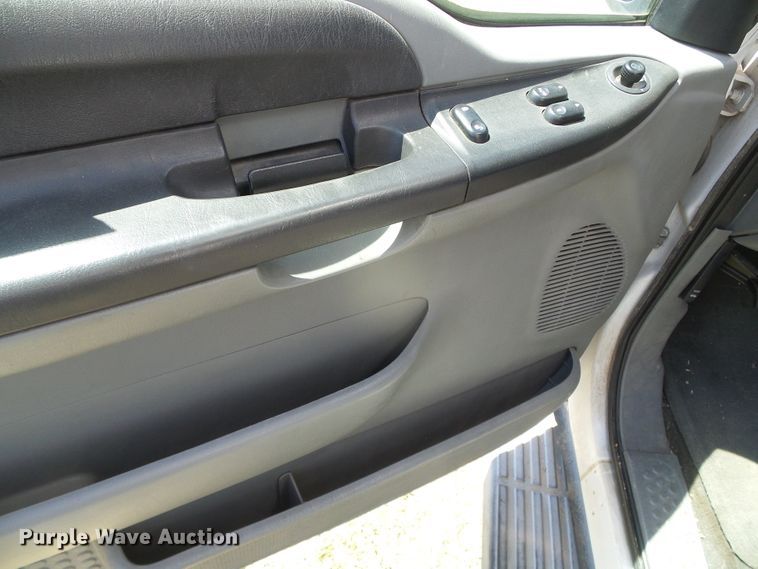 image for item DI5596 2006 Ford F550 Super Duty  shuttle bus