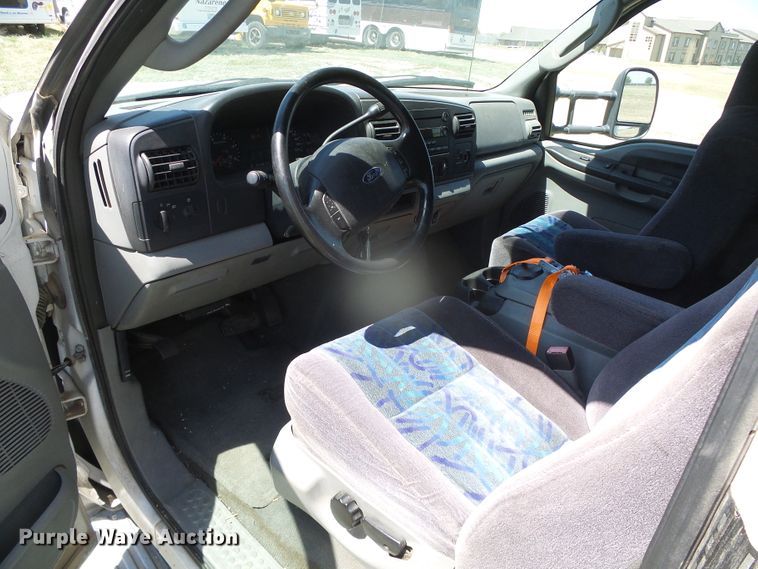 image for item DI5596 2006 Ford F550 Super Duty  shuttle bus